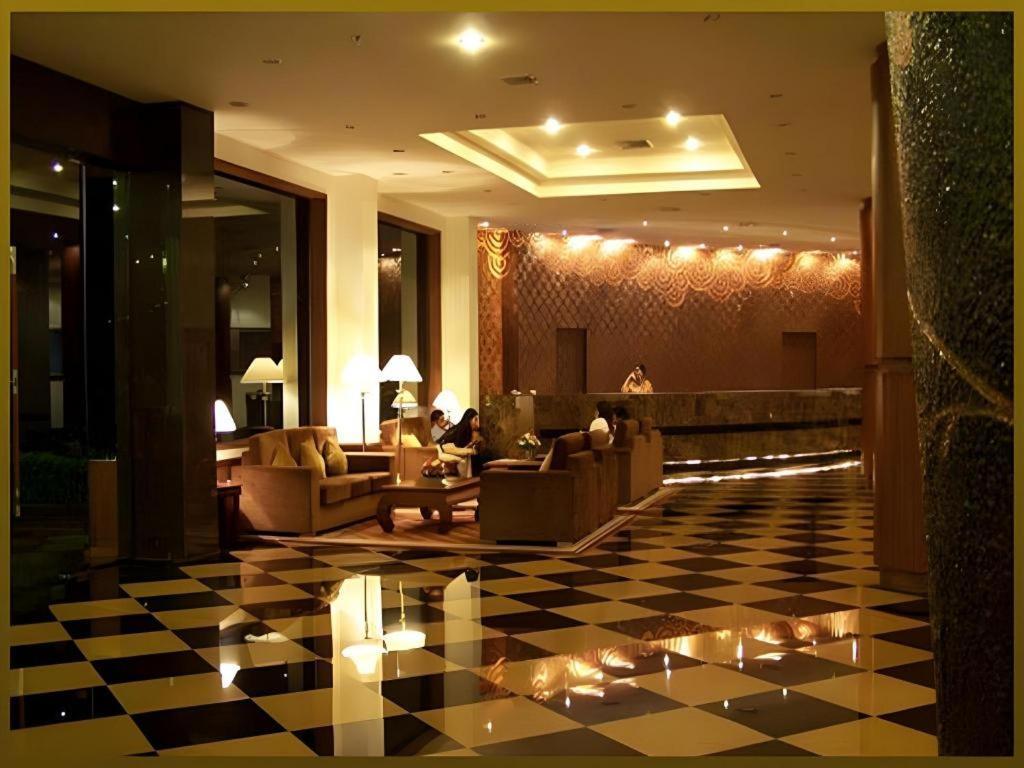 Sri U-Thong Grand Hotel Suphanburi Esterno foto