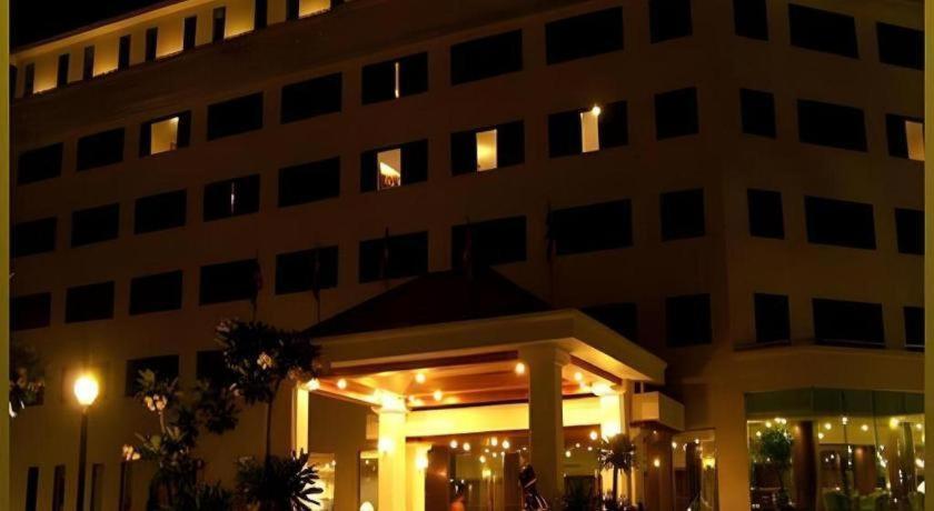Sri U-Thong Grand Hotel Suphanburi Esterno foto