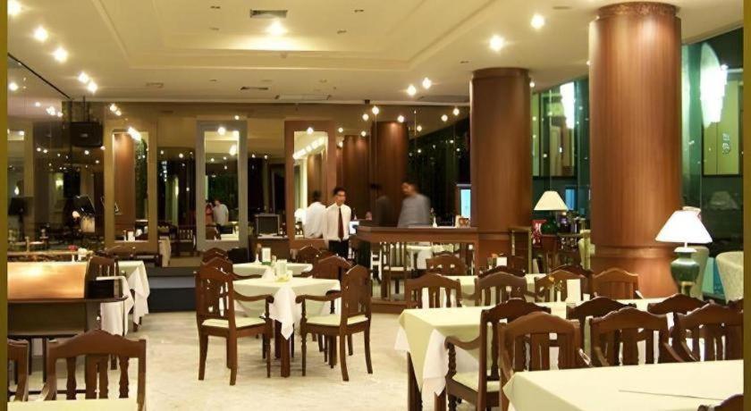 Sri U-Thong Grand Hotel Suphanburi Esterno foto