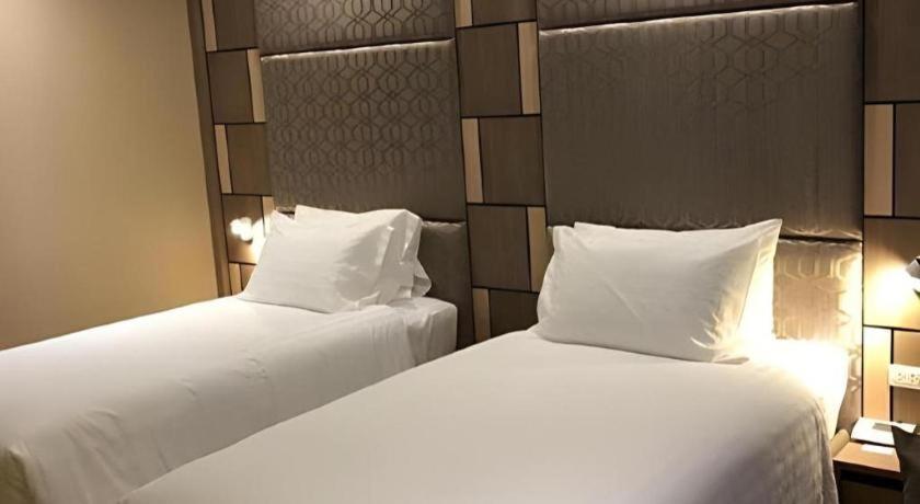 Sri U-Thong Grand Hotel Suphanburi Esterno foto