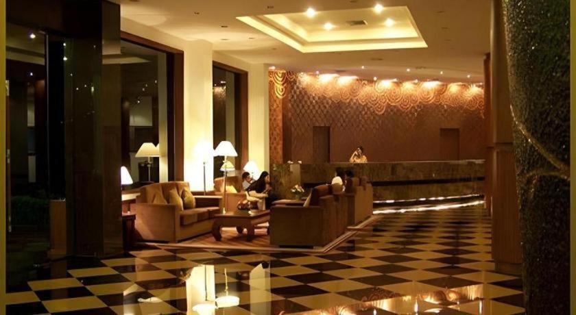 Sri U-Thong Grand Hotel Suphanburi Esterno foto